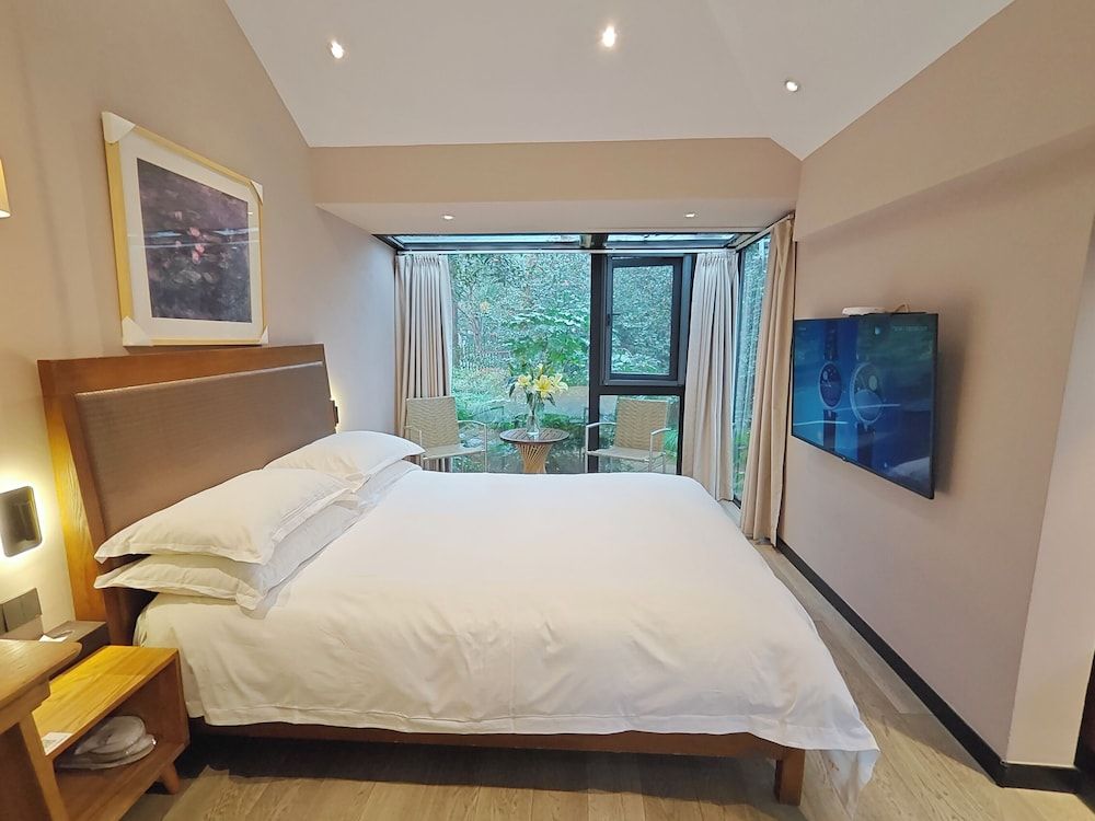 Lotus Glade Hotel Elite Double Room, Park View 6