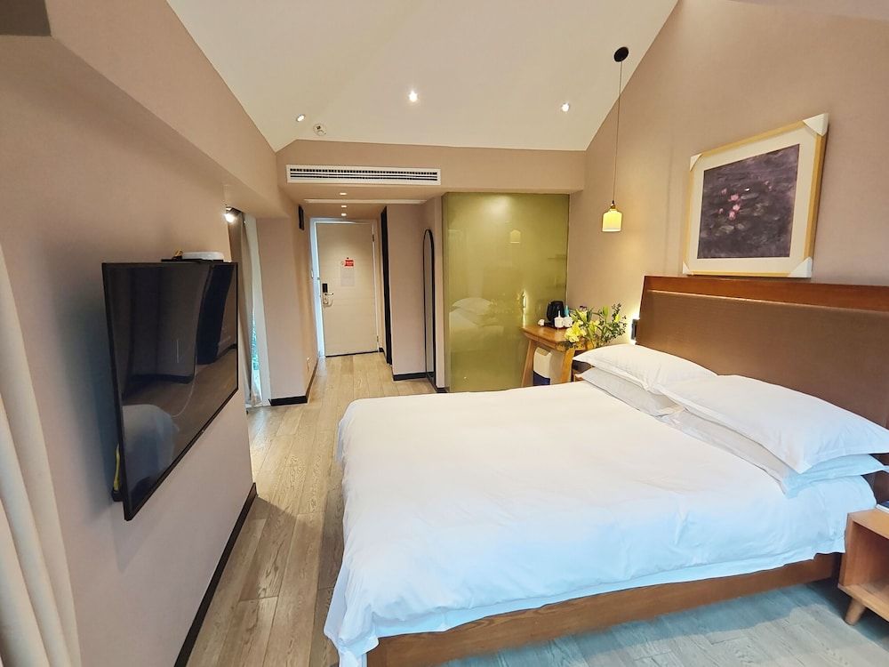 Lotus Glade Hotel Elite Double Room, Park View 4