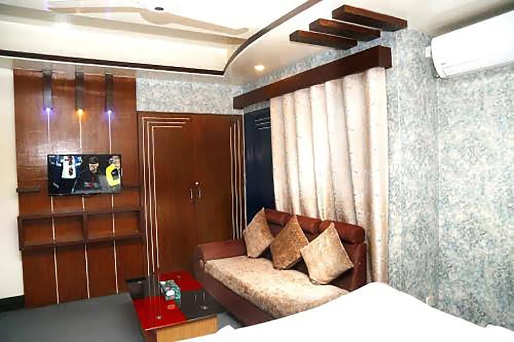 Hotel Luxury Inn Deluxe Double Room 9