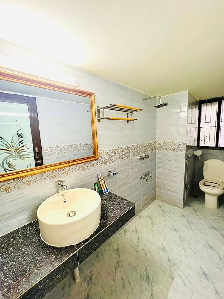 Hotel Luxury Inn Deluxe Double Room 6