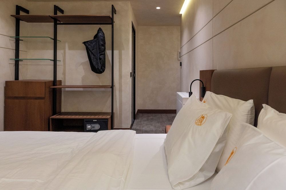 Mattis Hotel Deluxe Double Room 5