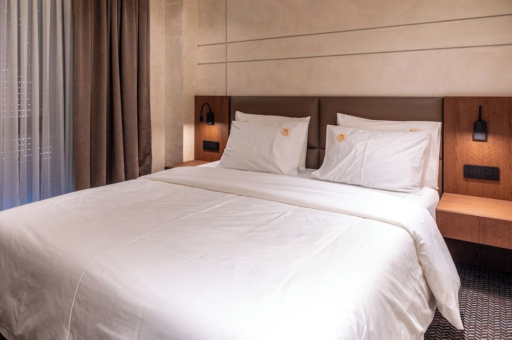 Mattis Hotel Deluxe Double Room 4