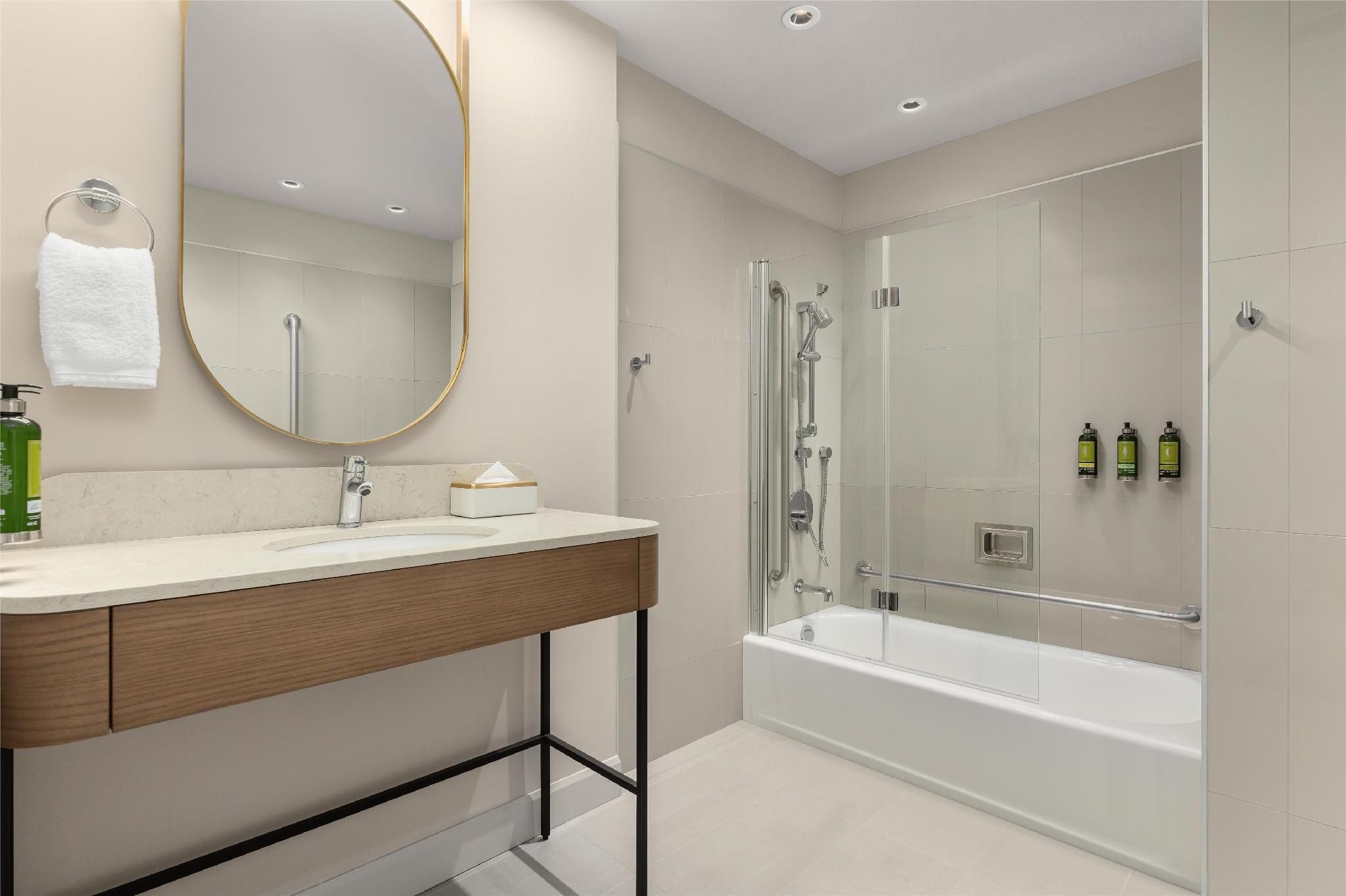 1 QUEEN MOBILITY ACCESSIBLE BATHTUB