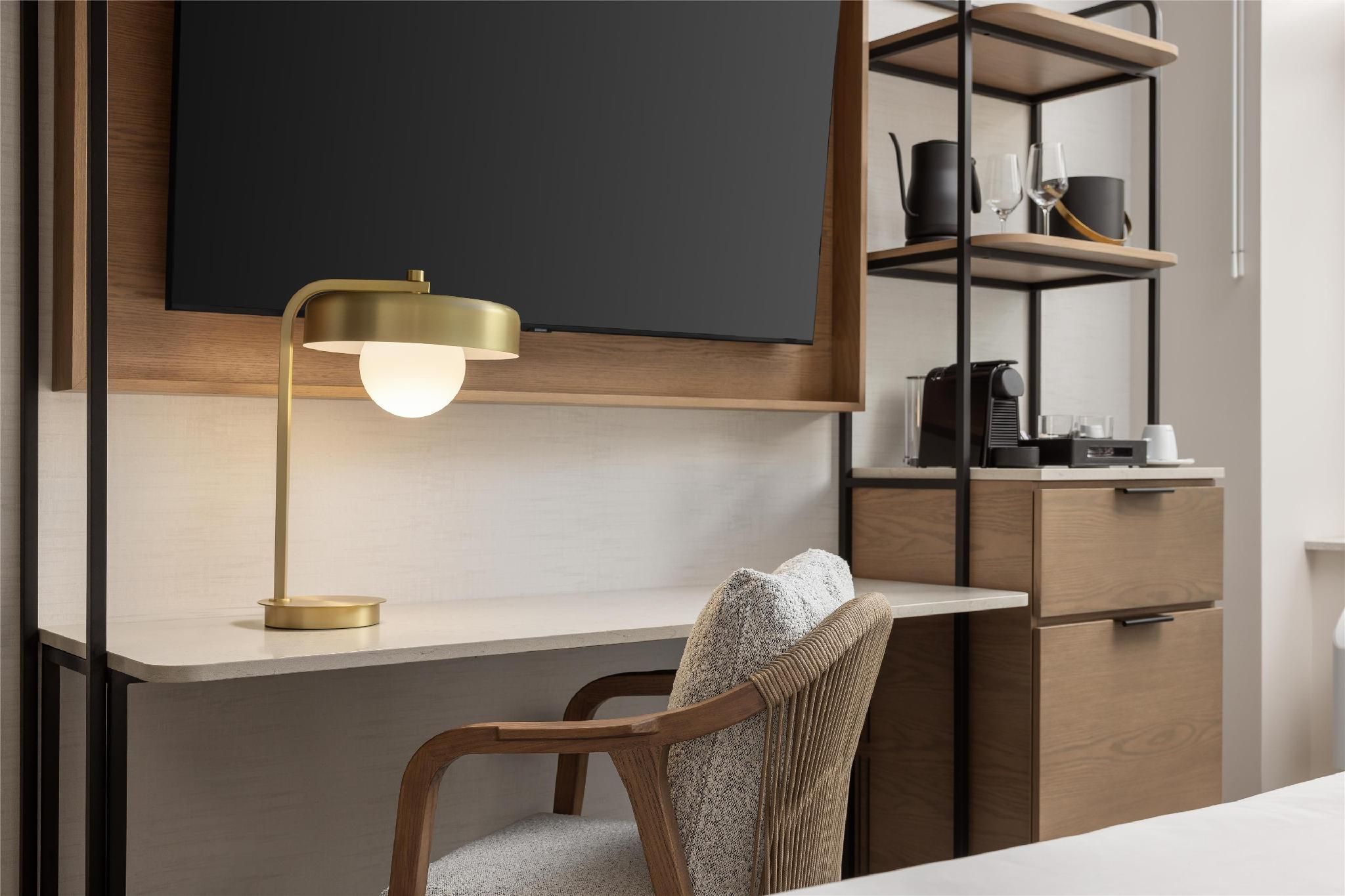 1 QUEEN MOBILITY ACCESSIBLE BATHTUB