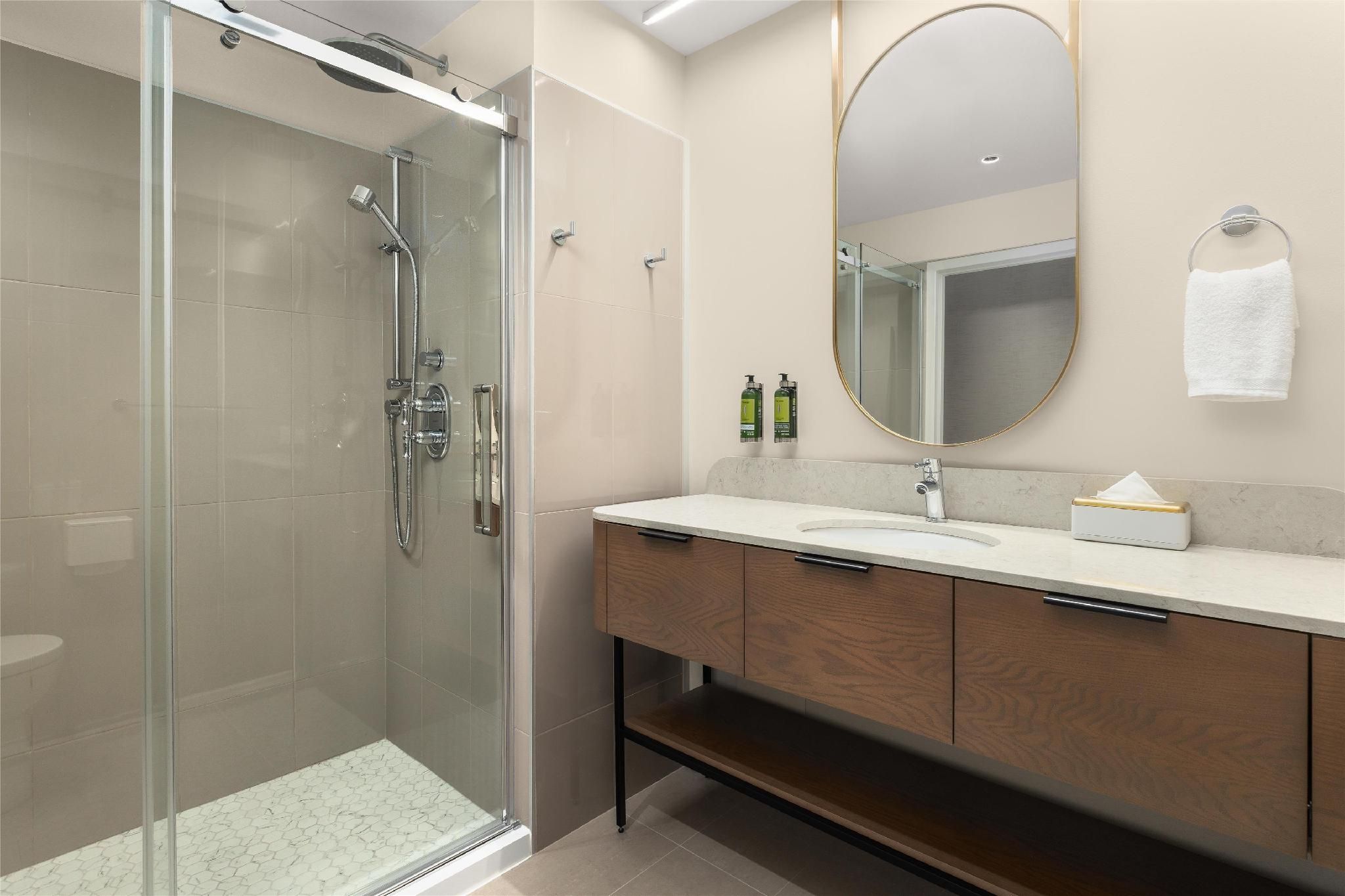 Hotel Railwayparc Montreal, Tapestry Collection By Hilton 1 King Bed 3