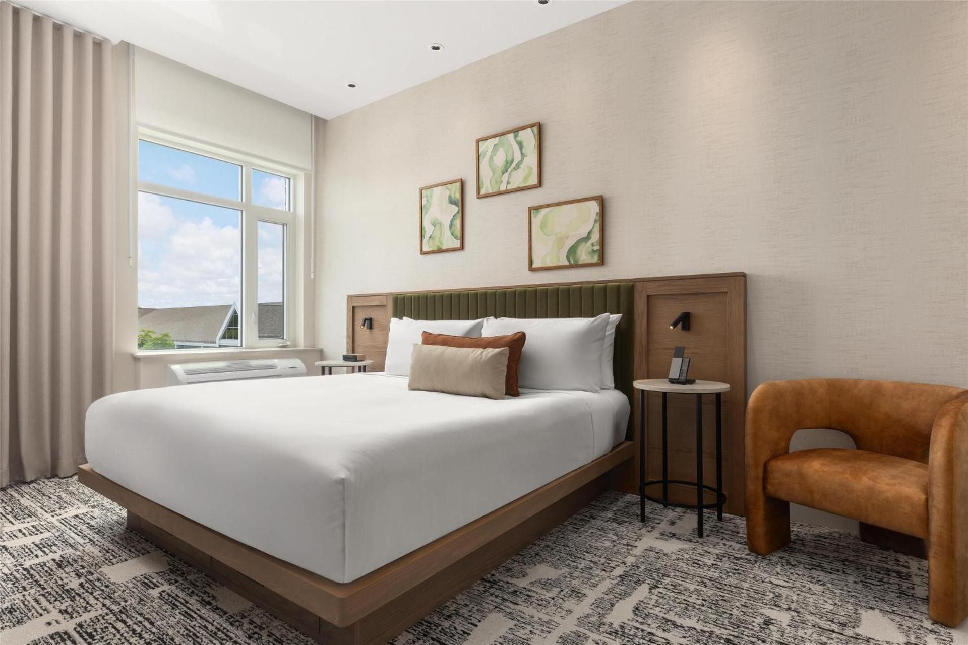 1 KING 1 BEDROOM SUITE