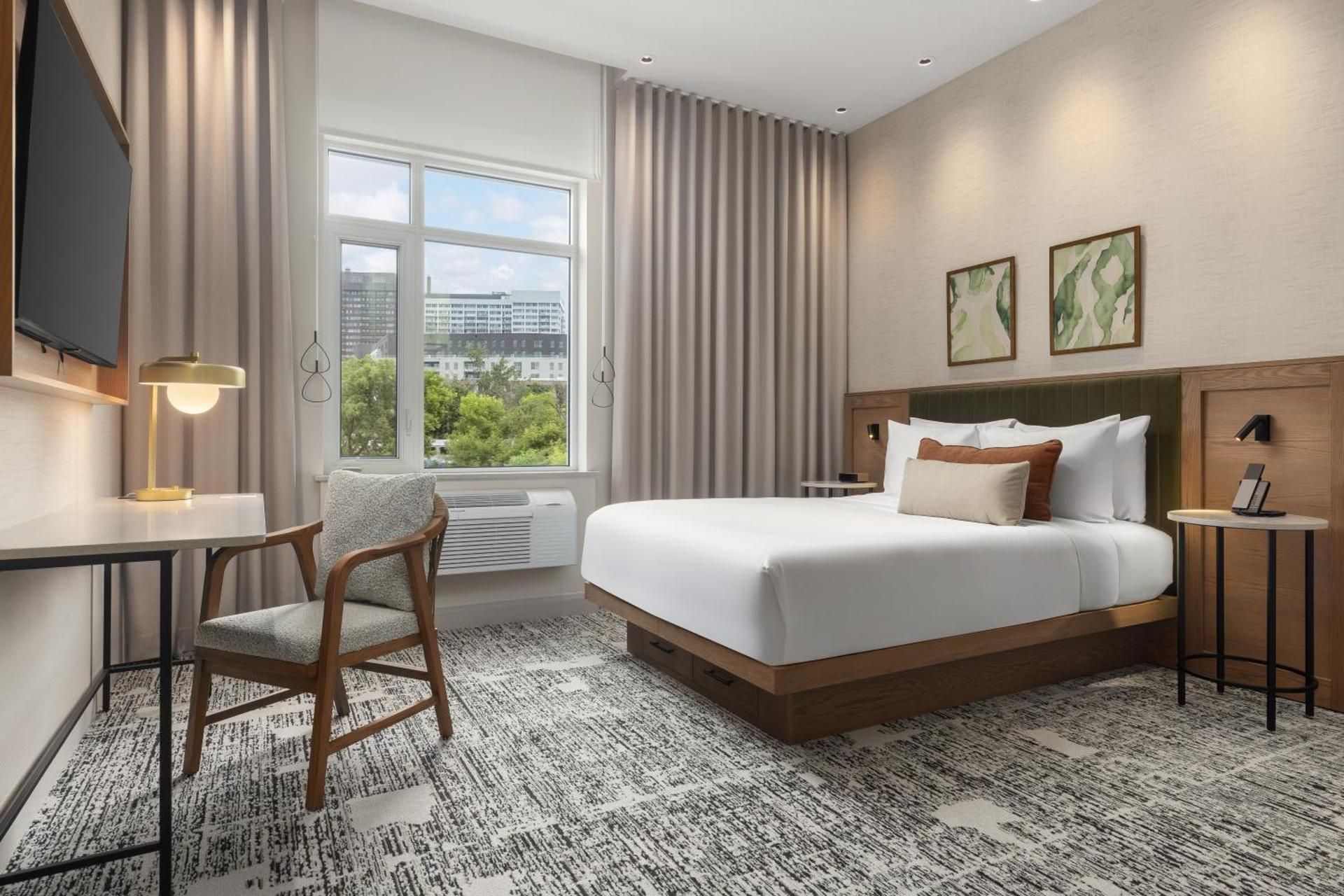 Hotel Railwayparc Montreal, Tapestry Collection By Hilton 1 King Bed 2