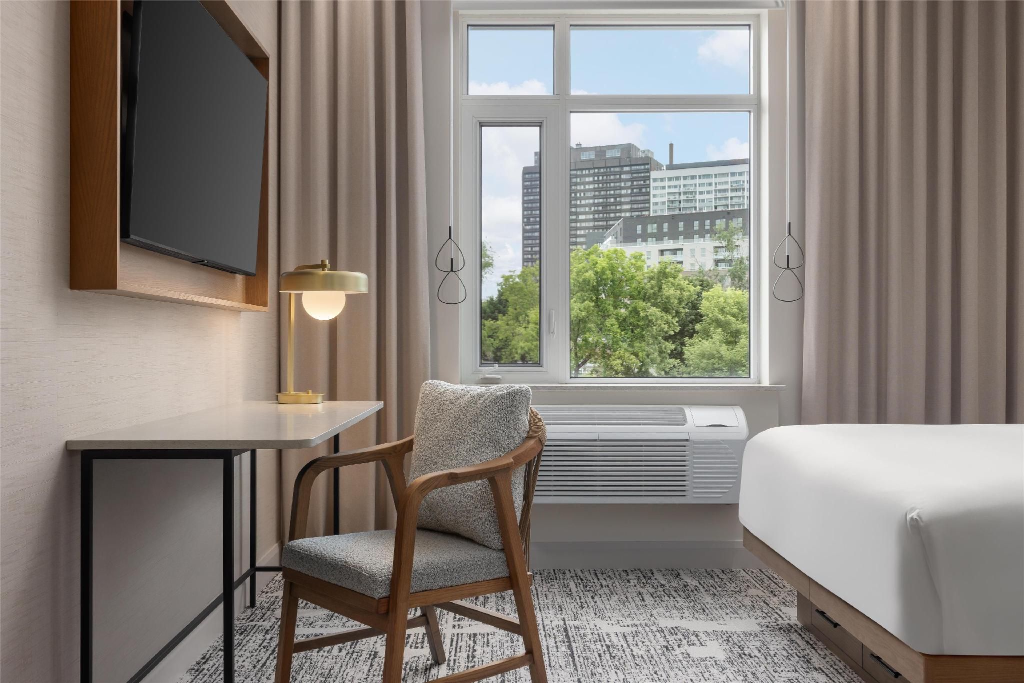 1 QUEEN MOBILITY ACCESSIBLE BATHTUB