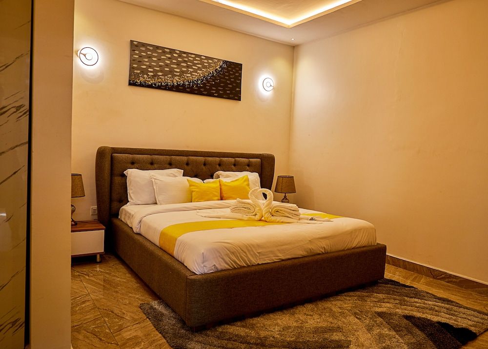 Beverly Hills Deluxe Apartment, Courtyard View