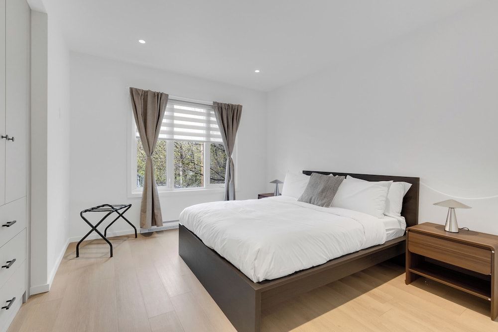 Le Victoria MidTown Montreal Deluxe Condo, Balcony 2