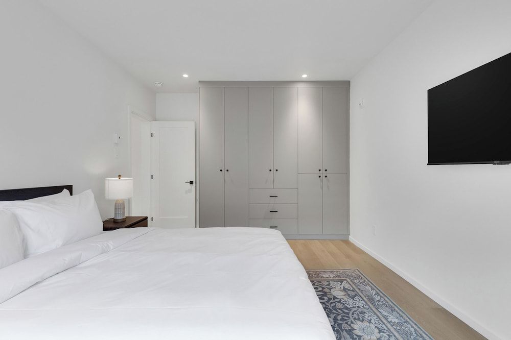 Le Victoria MidTown Montreal Deluxe Condo, Balcony 4