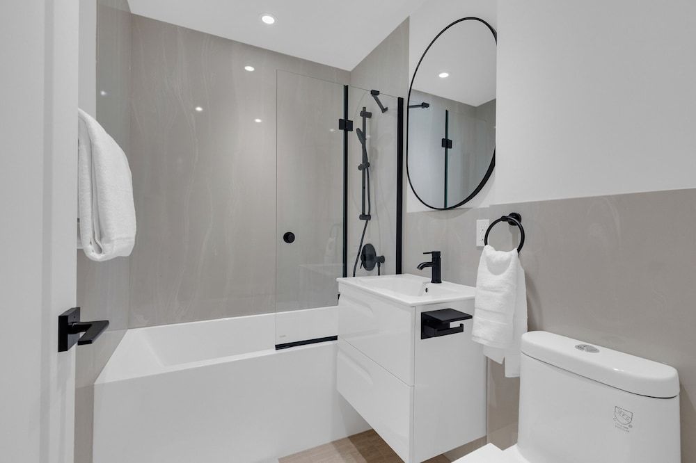 Le Victoria MidTown Montreal Deluxe Condo, Balcony 9