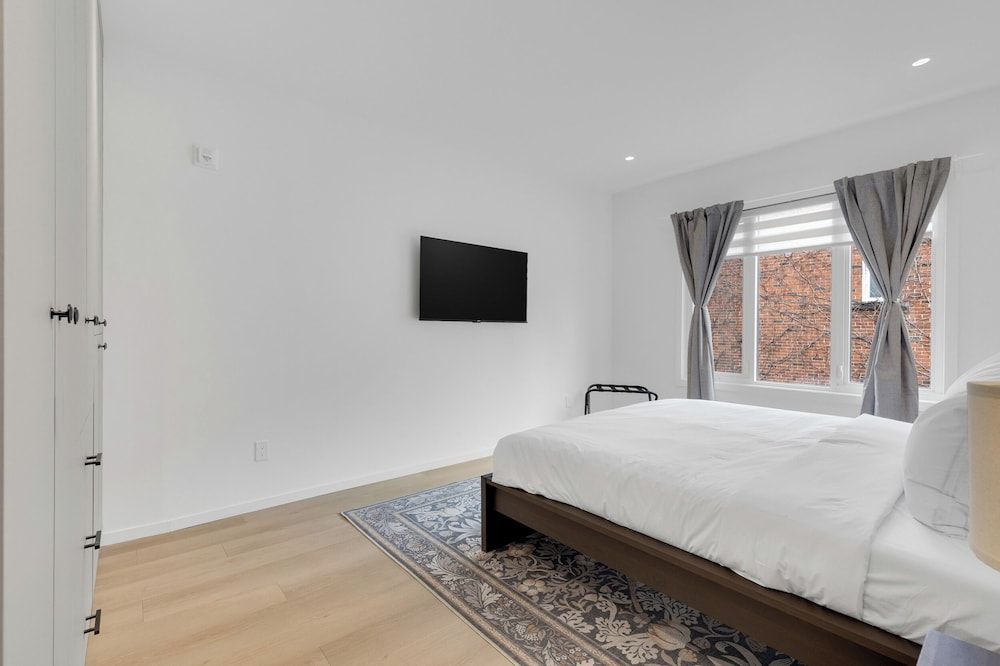 Le Victoria MidTown Montreal Deluxe Condo, Balcony 3