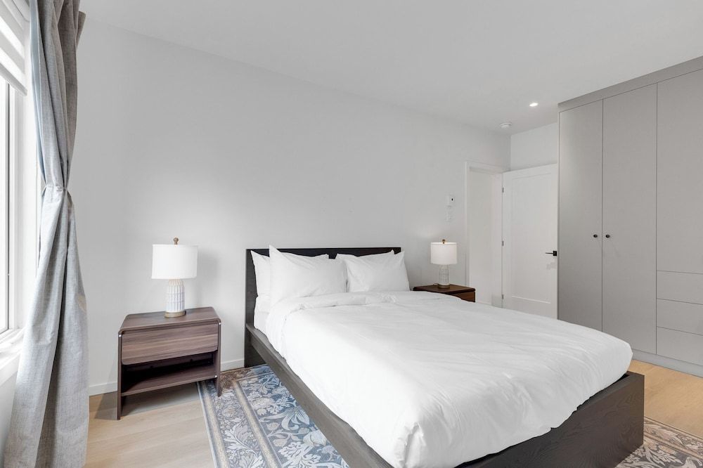 Le Victoria MidTown Montreal Deluxe Condo, Balcony 7