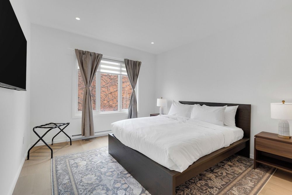 Le Victoria MidTown Montreal Deluxe Condo, Balcony