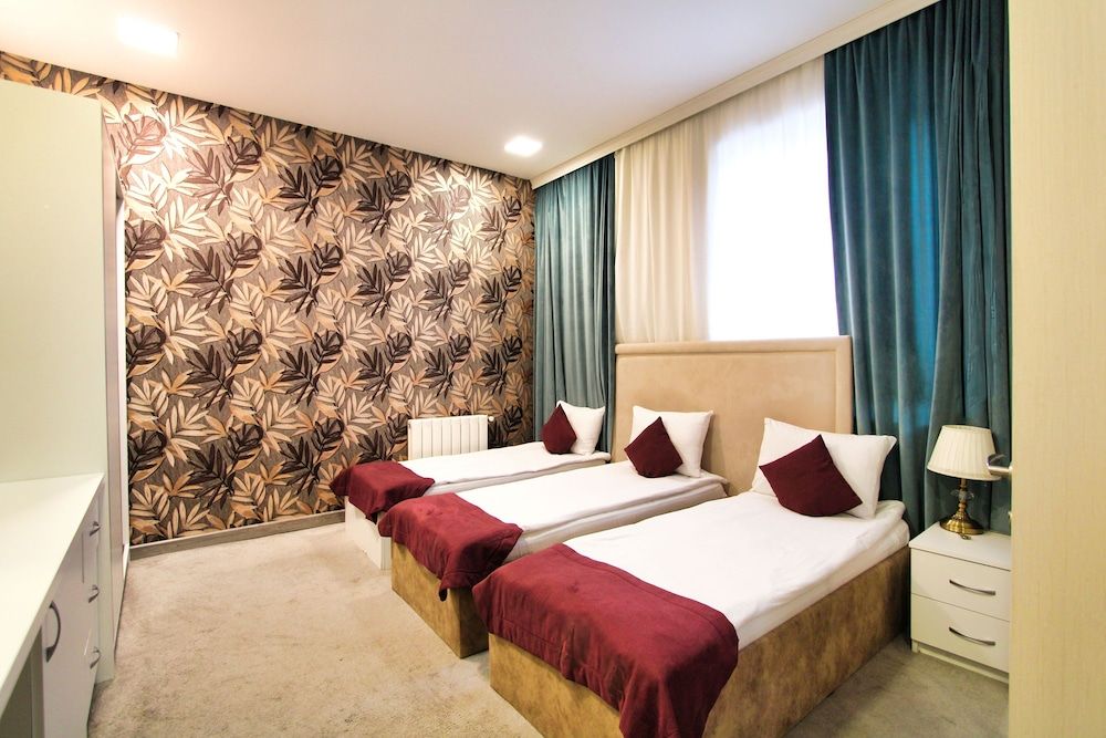 Sunday Hotel Deluxe Triple Room, City View