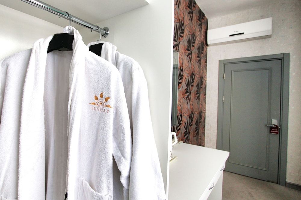 Sunday Hotel Deluxe Triple Room, City View 6