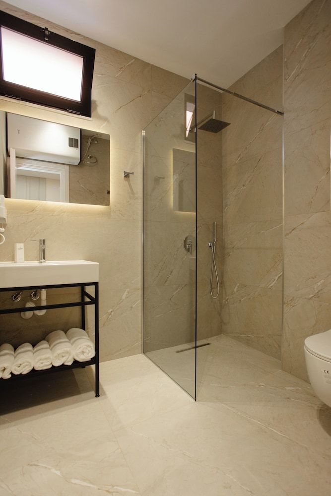 DownTown Hotel 1 Double + 1 Single Bed 2