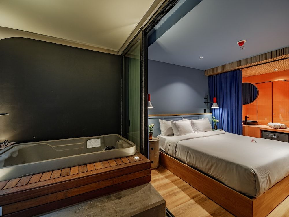 The Somos Bold Hotel Junior Double Room, 1 King Bed, Hot Tub
