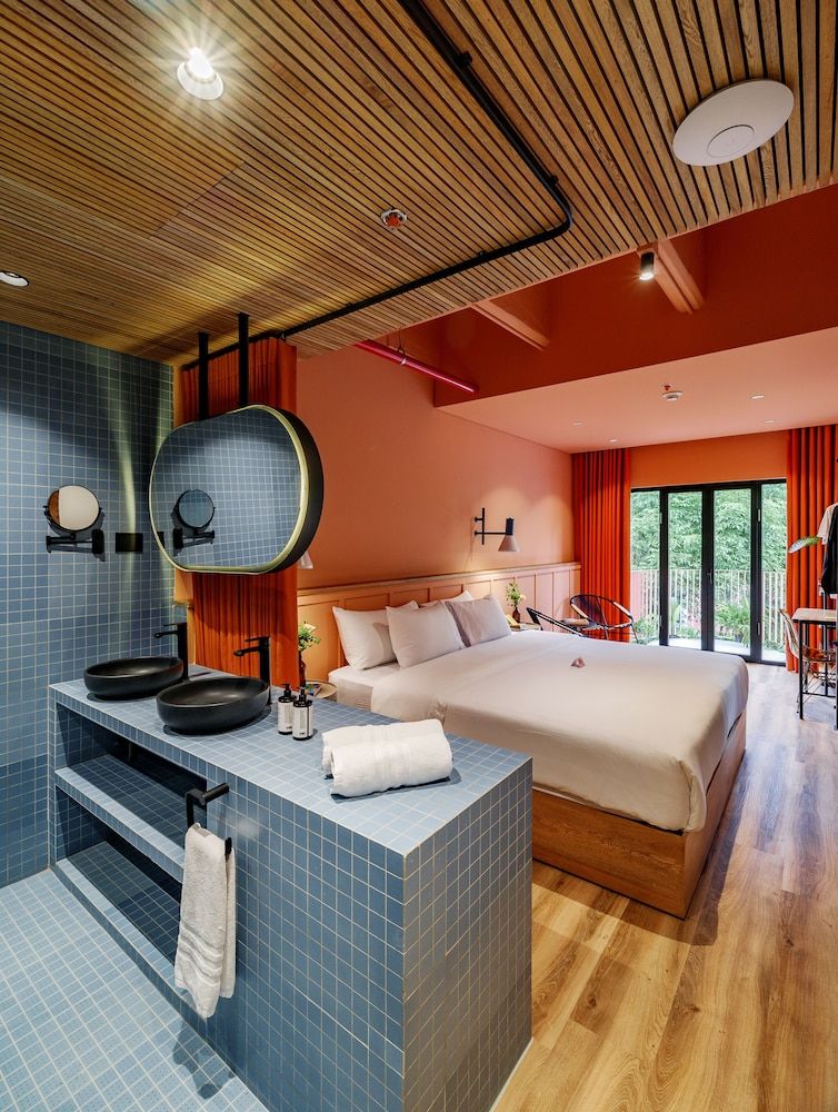 The Somos Bold Hotel Superior Double Room, 1 King Bed, Balcony 8