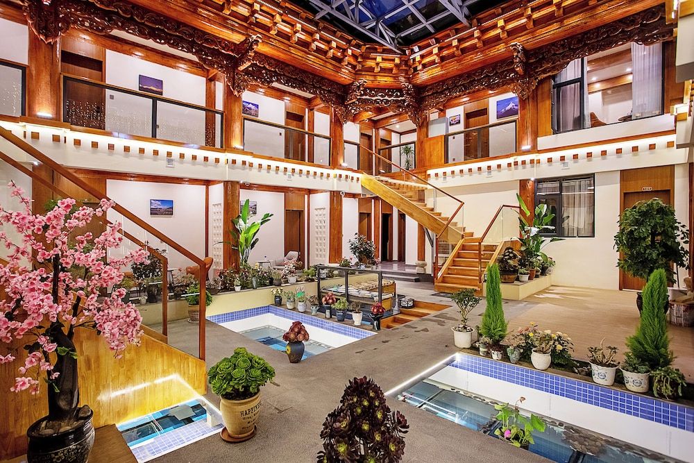 Namzhuo Tibetan-style Courtyard Manor