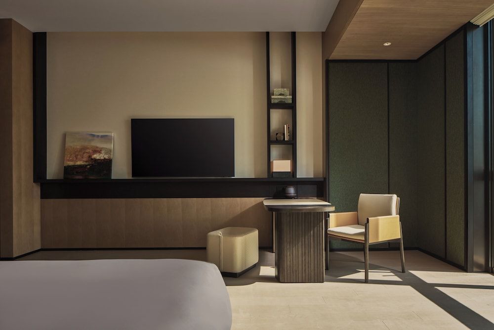 Surya Hotel Shanghai New Hongqiao Center Luxury Room, 1 Queen Bed, Non Smoking, City View 7