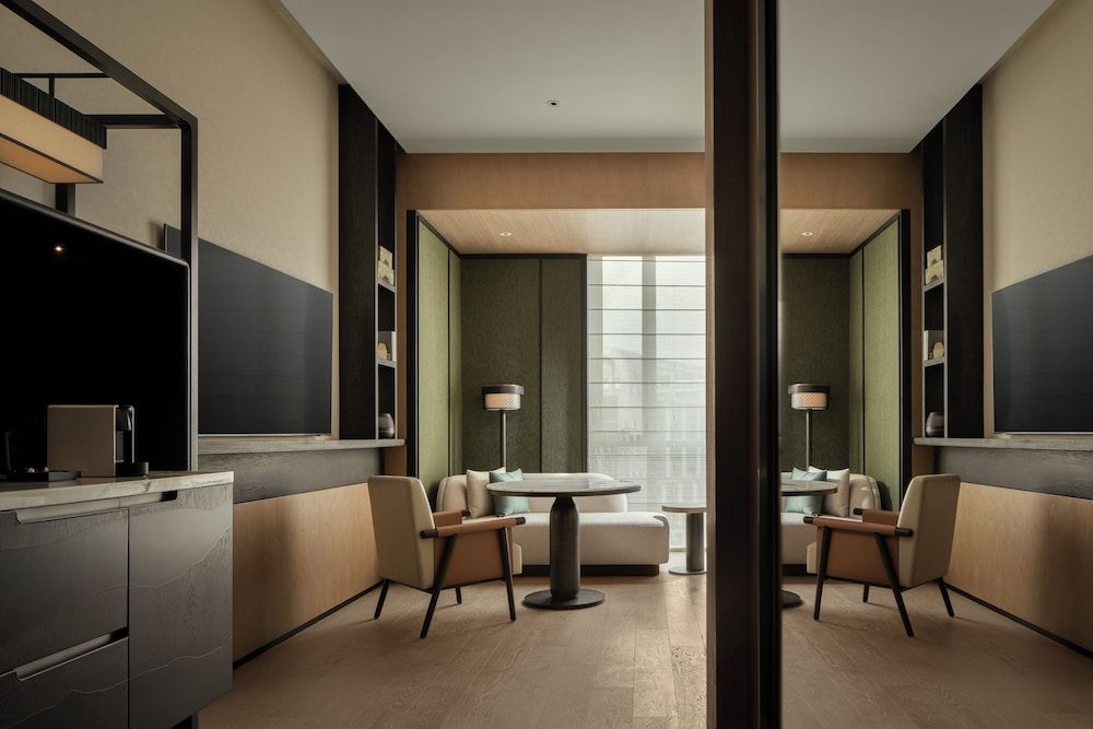 Surya Hotel Shanghai New Hongqiao Center Luxury Room, 1 Queen Bed, Non Smoking, City View 6