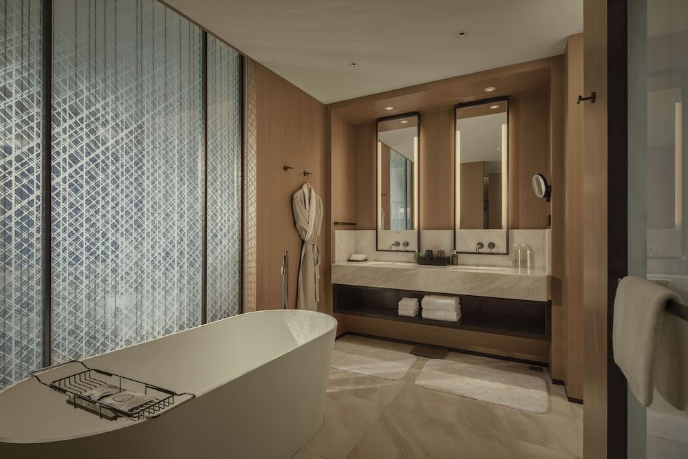 Surya Hotel Shanghai New Hongqiao Center Family Room, 1 Queen Bed, Non Smoking, City View 3