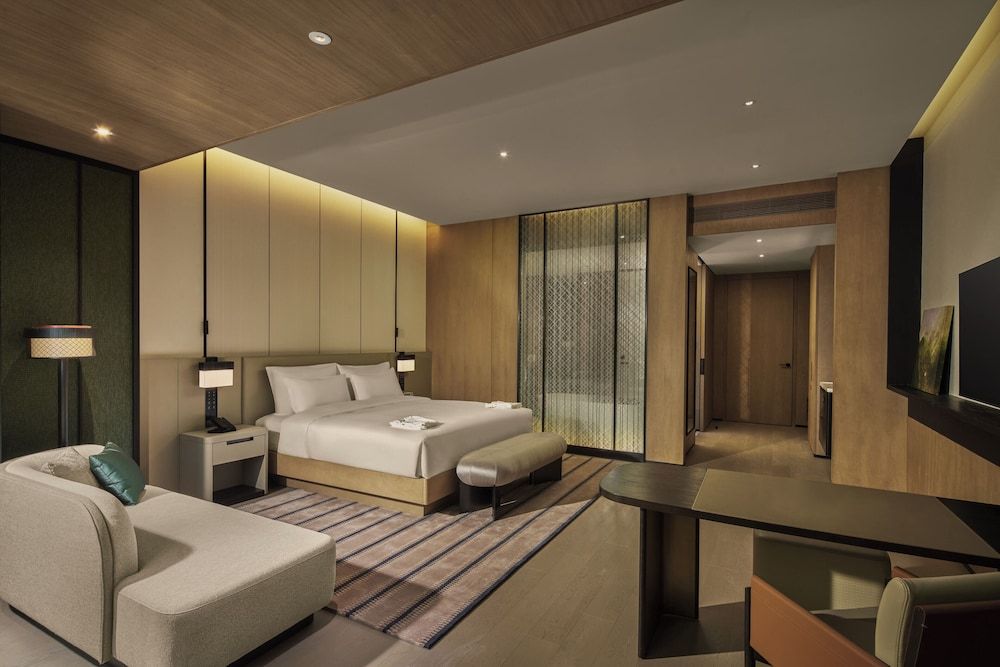 Surya Hotel Shanghai New Hongqiao Center Family Room, 1 Queen Bed, Non Smoking, City View 4