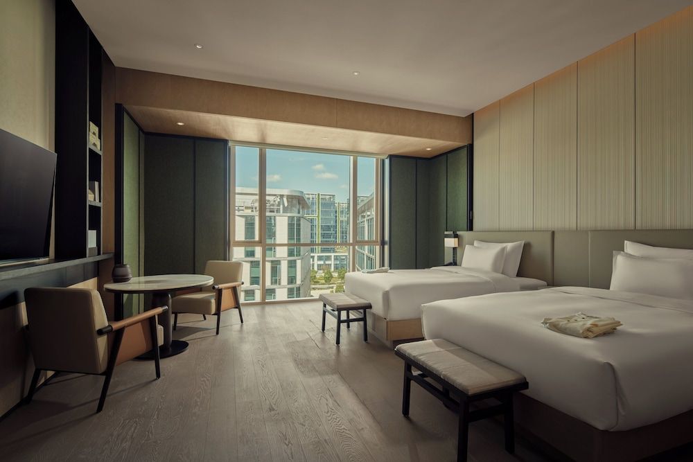 Surya Hotel Shanghai New Hongqiao Center Luxury Twin Room, 2 Double Beds, Non Smoking, City View 3