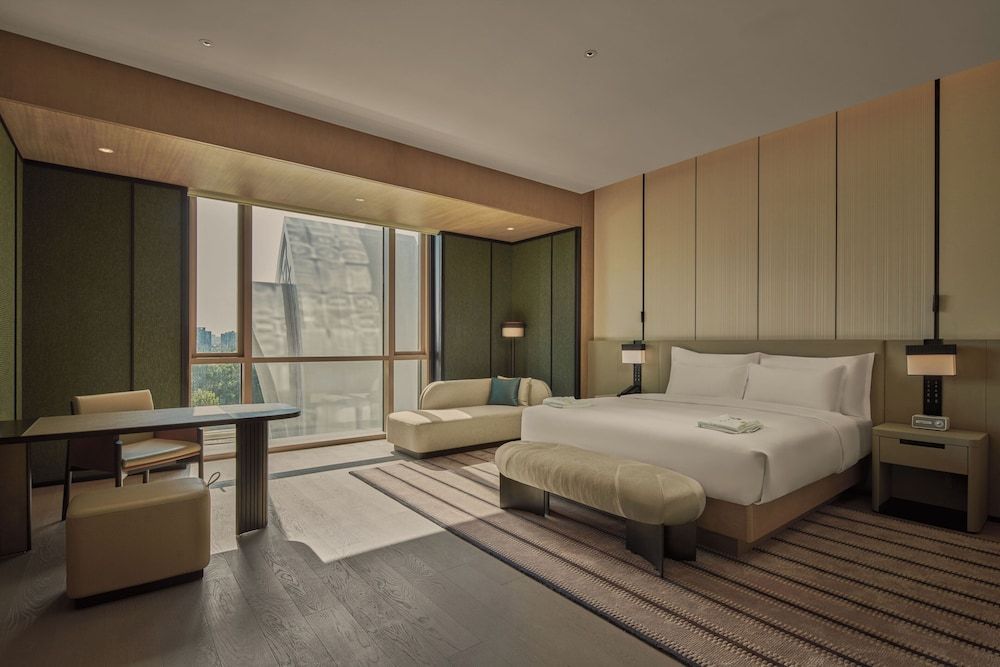 Surya Hotel Shanghai New Hongqiao Center Luxury Room, 1 Queen Bed, Non Smoking, City View