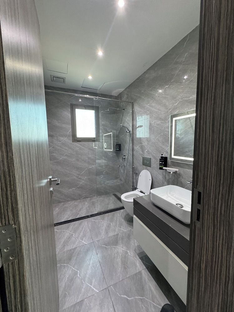 Al Safwa Two Deluxe Apartment, Balcony, Sea View 3