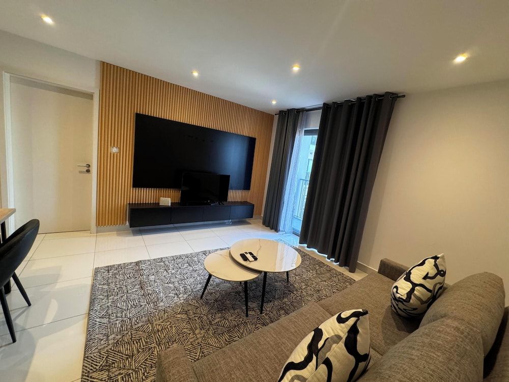 Loxwood Abode Deluxe Apartment, City View 11