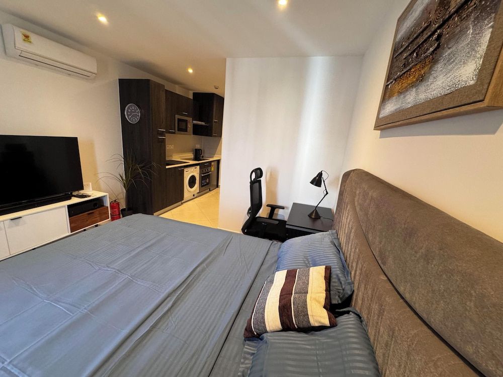 Loxwood Abode Deluxe Studio, Balcony, City View 4