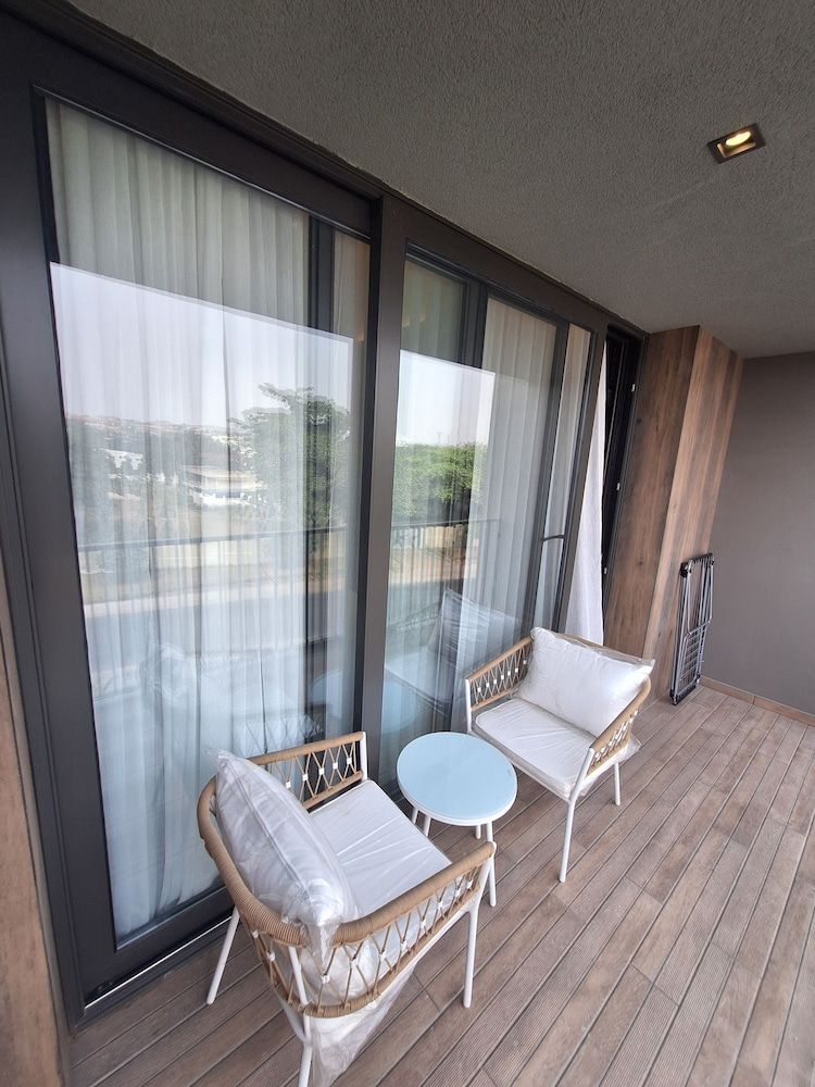 Diamond City by Cozy Executive Studio Suite 13