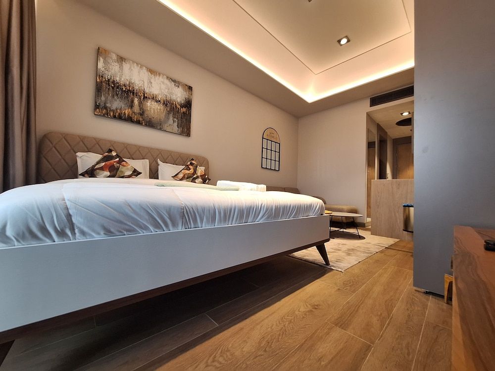 Diamond City by Cozy Executive Studio Suite 3