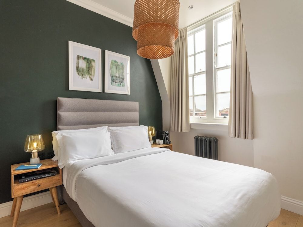 Numa London Chelsea Green Medium Room