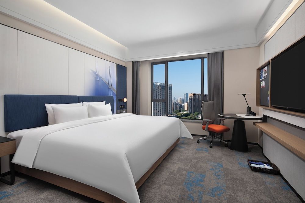 Hampton by Hilton Cixi Guanhaiwei Comfort Double Room, 1 King Bed, Air conditioning, Mountain View 4