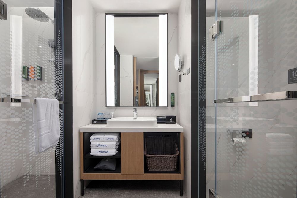 Hampton by Hilton Cixi Guanhaiwei Comfort Double Room, 1 King Bed, Air conditioning, Mountain View 8