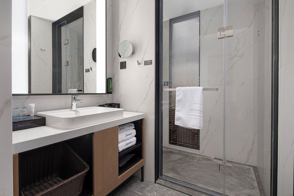 Hampton by Hilton Cixi Guanhaiwei Comfort Double Room, 1 King Bed, Air conditioning, Mountain View 7