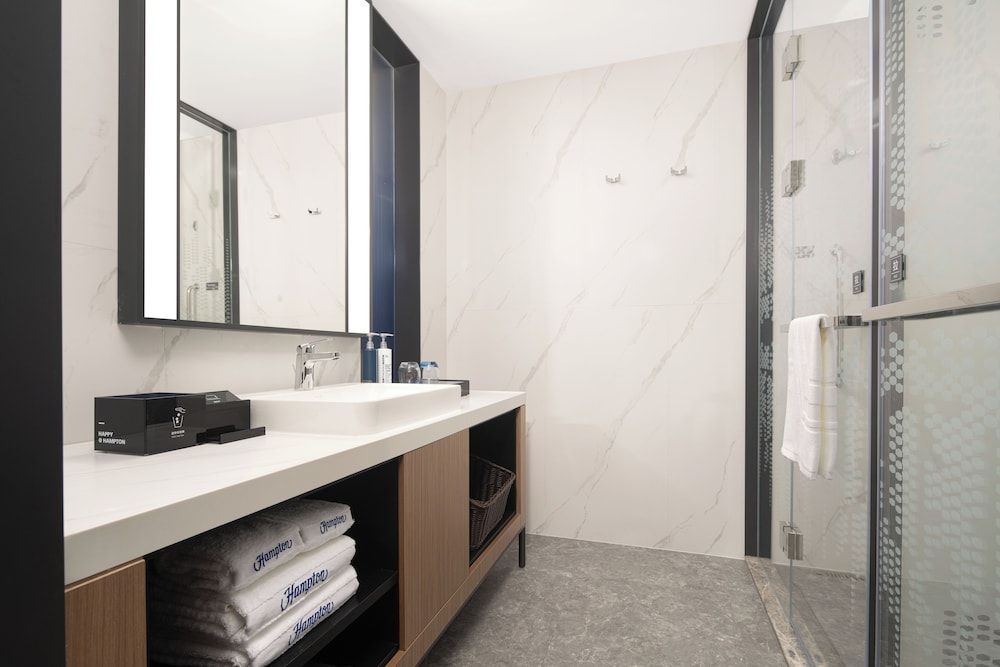 Hampton by Hilton Cixi Guanhaiwei Comfort Double Room, 1 King Bed, Air conditioning, Mountain View 9