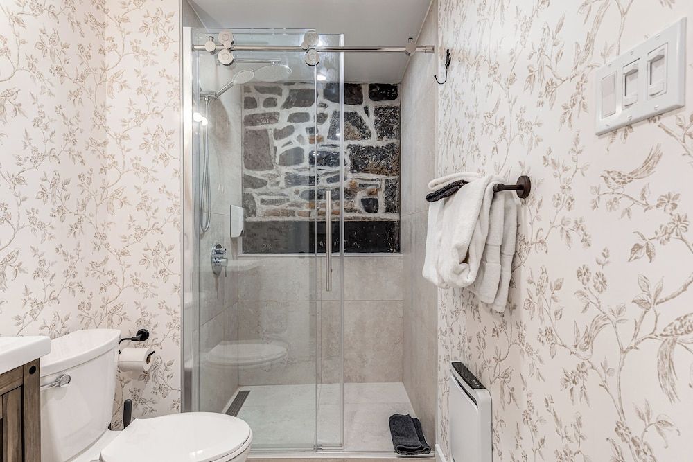 Elegant 1 Bedroom Suite Deluxe Apartment, Patio 7