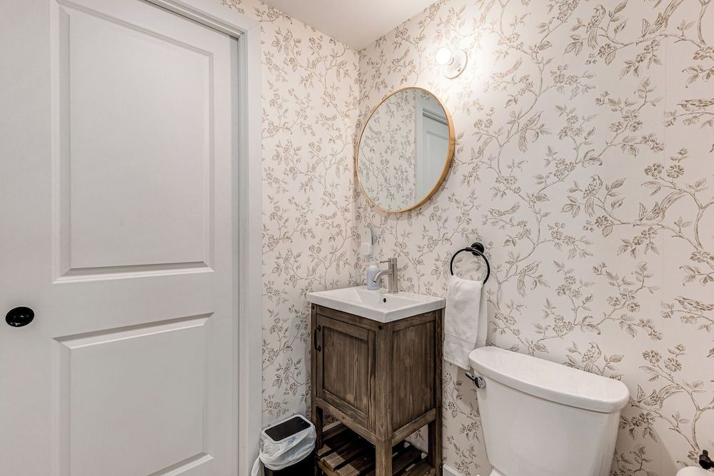 Elegant 1 Bedroom Suite Deluxe Apartment, Patio 5