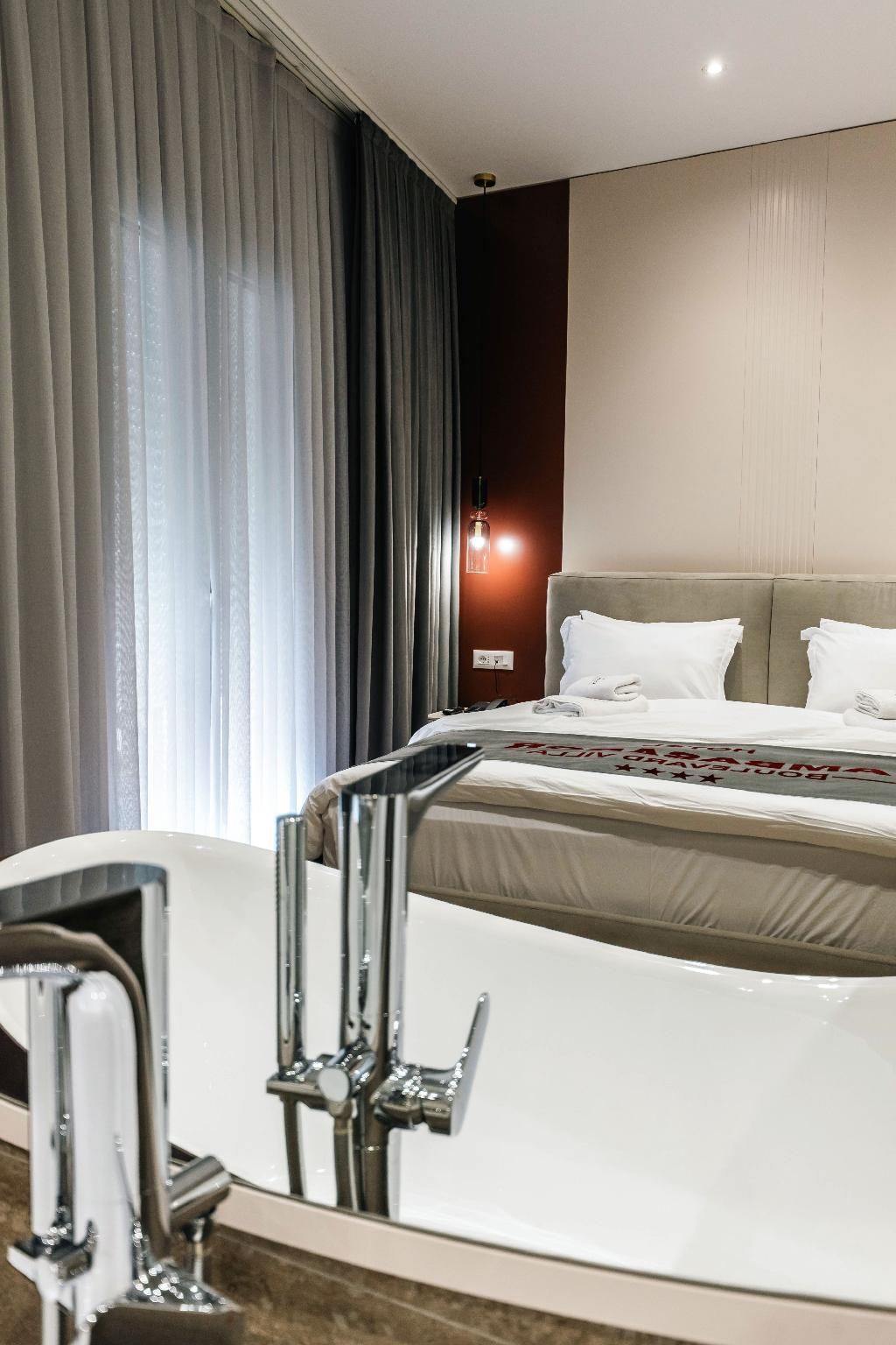 Ambasador Hotel Deluxe Double Room with Bathtub 3