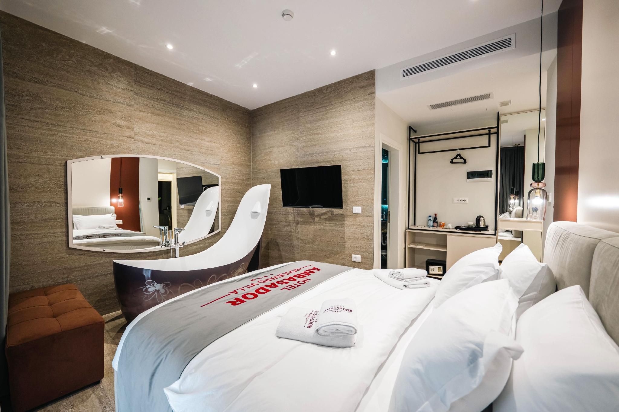 Ambasador Hotel Deluxe Double Room with Bathtub