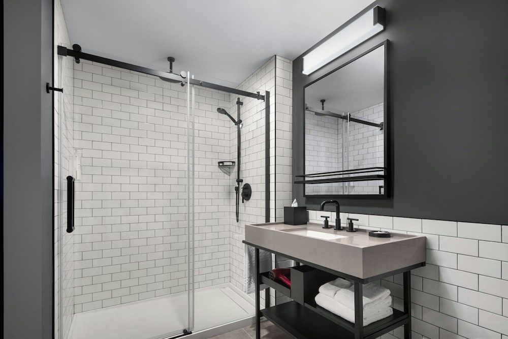 New Hotel Moxy Montreal Downtown Standard Room, 2 Queen Beds, City View 3