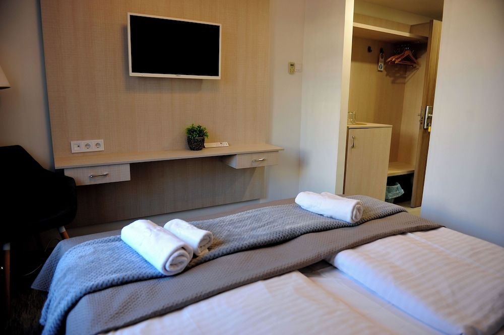 Hotel Három Gúnár Standard Double or Twin Room, City View 4