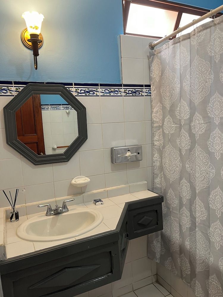 The Victorian Hotel CR Deluxe Room, 1 Queen Bed 3