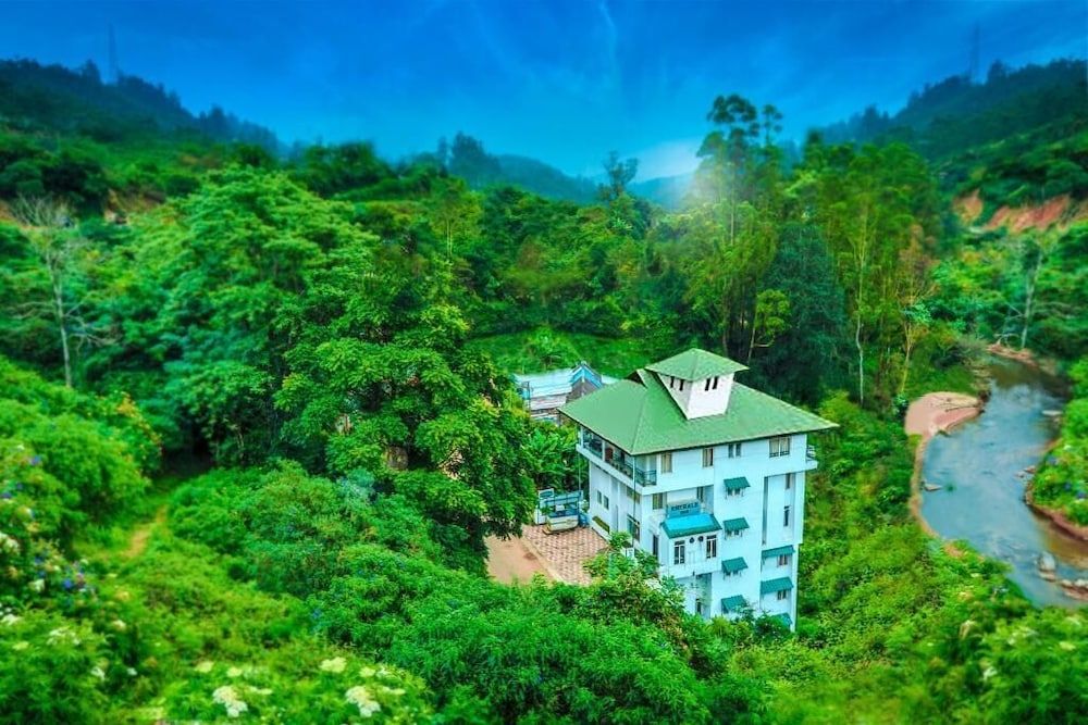HOTEL EMERALD INN