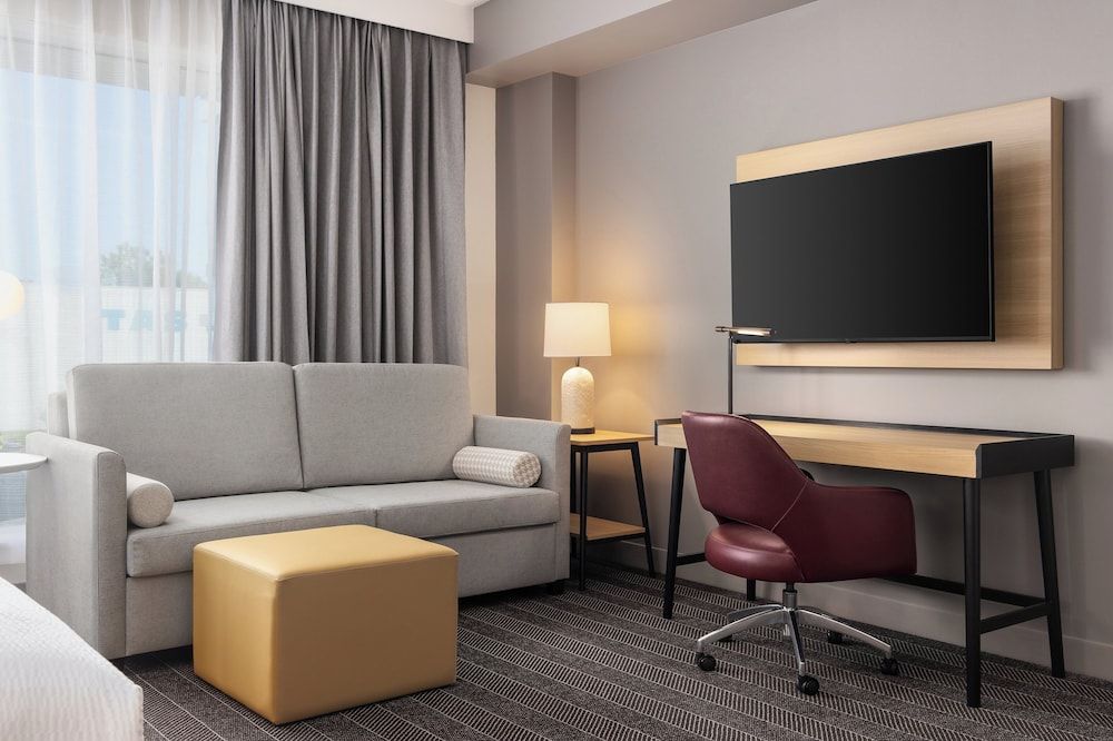 Staybridge Suites Montréal Airport - St-Laurent by IHG Studio Suite, 1 King Bed, Kitchen (Walk-In Shower) 5